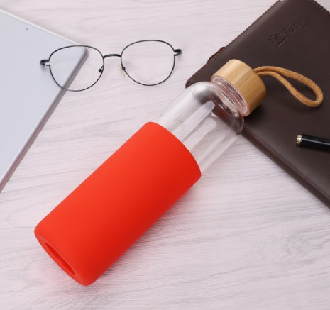 Glass sport bottle,heat resistant drinking glass bottle with wooden lid and siliscone sleeve