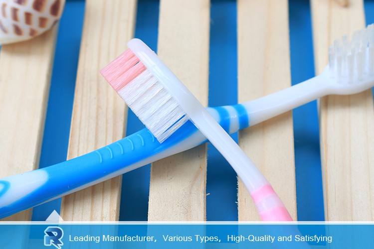 低价批发超市软尼龙刷毛彩色橡胶酒店牙刷