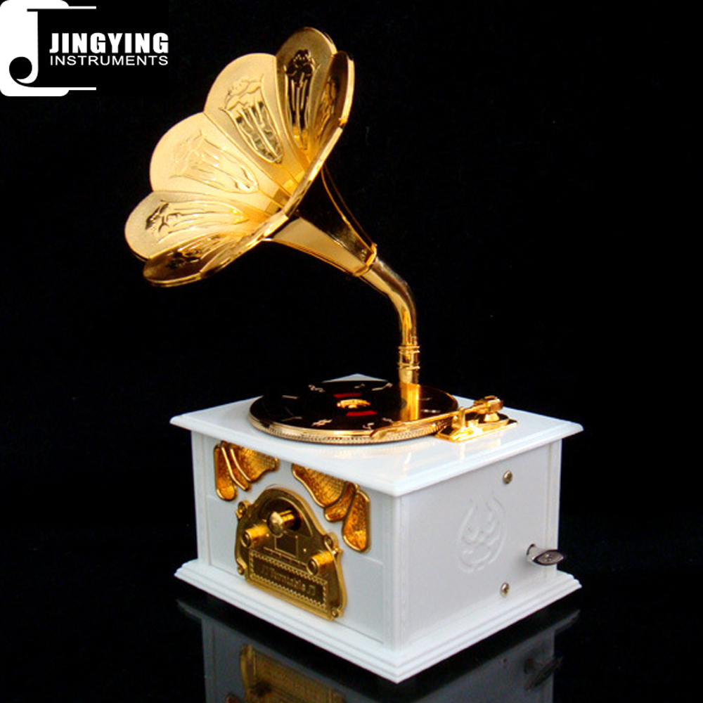 фонограф и граммофон. старый граммофон на стойке. сувенир золотой граммофон. музыкальная шкатулка ретро. эмиль берлинер граммофон.