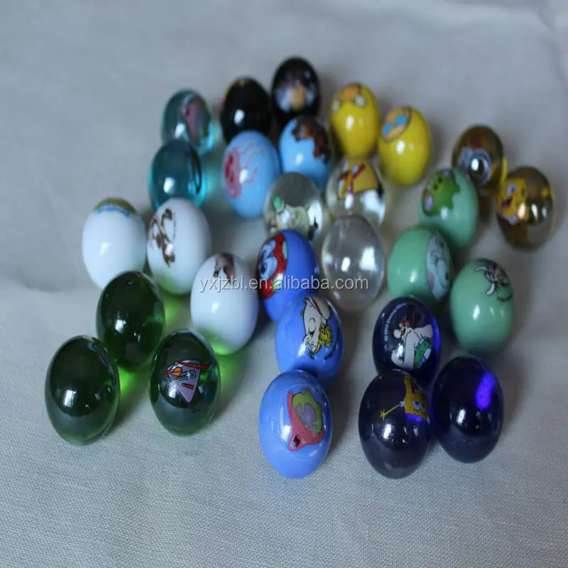 Играйте в четкие стеклянные мраморы с мультяшным дизайном