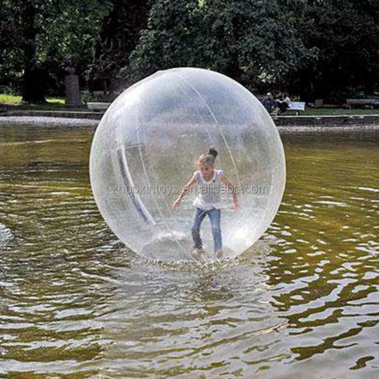 Ходит в шаре. Водный шар. Большой шар для воды. Шар для человека на воде. Прозрачный шар в котором бегают.