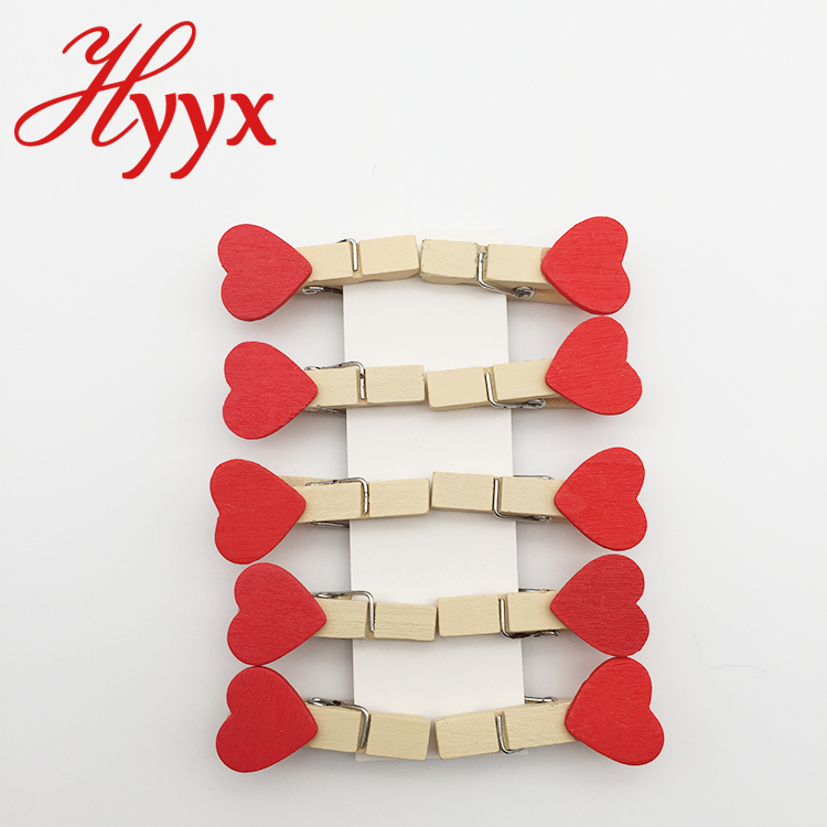 Красивый маленький деревянный Peg с красным сердцем