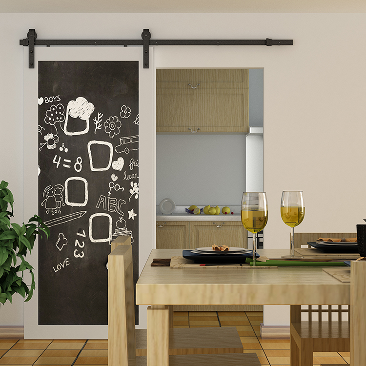 Interior de cocina y armario de puerta de Granero deslizante con pizarra