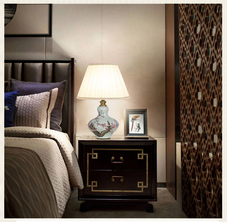 Jingdezhen ceramic table lamp for living room and bedroom bediside porcelain lighting for home decoration and hotel