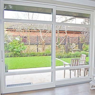 Putih Aluminium Kelas Tinggi Bingkai Kaca Tempered Kedap Suara Interior Pintu Geser