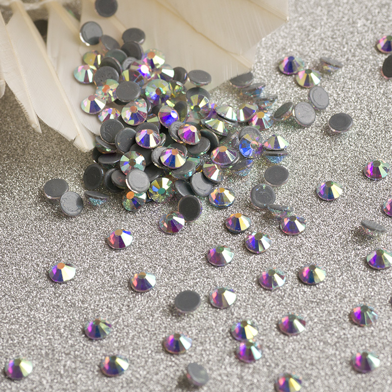 Стразы 1440шт голография ss3. Маникюр с жемчугом. Маникюр с жемчугом и стразами. Полубусины жемчуг. Crystal ss20.