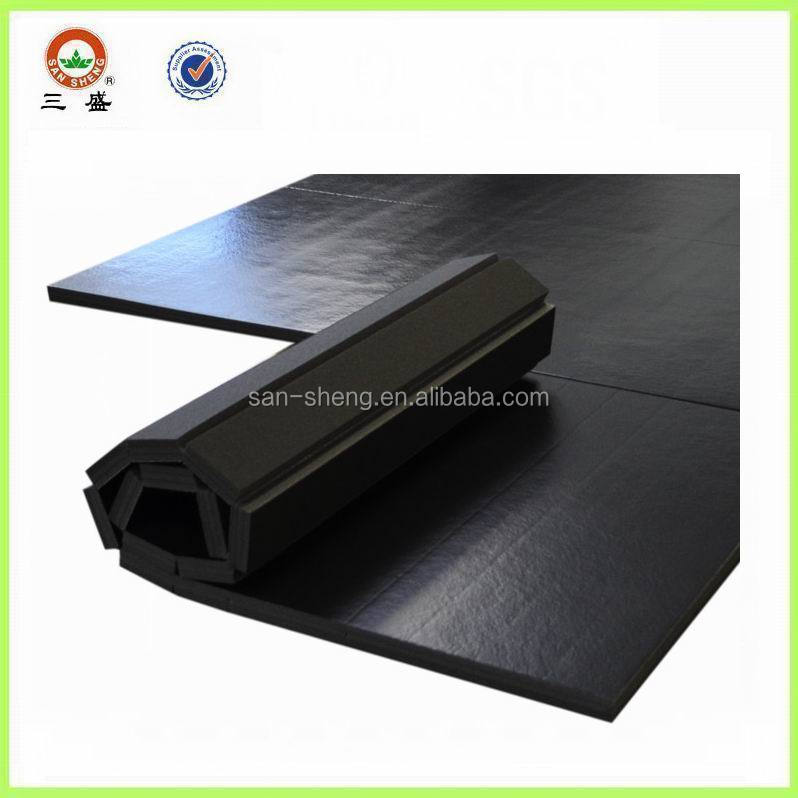 Свернутые борцовские коврики для тренировки