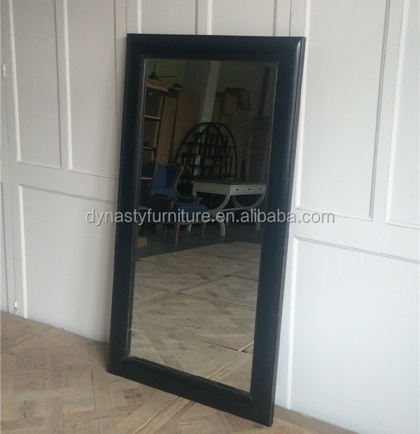 Винтажное зеркало с деревянной рамой для ванной комнаты