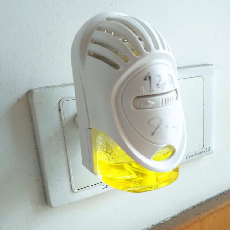 Ароматизатор мистери в розетку 220в. Air wick электрический ароматизатор. Освежитель воздуха который вставляется в розетку. Диффузор в розетку ароматизатор. Электрический диффузор air wick.