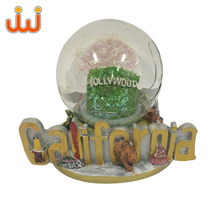 Лидер продаж дешевые смолы фигурки оптовая продажа шарики с водой для подарков Смола Хрустальный Шар