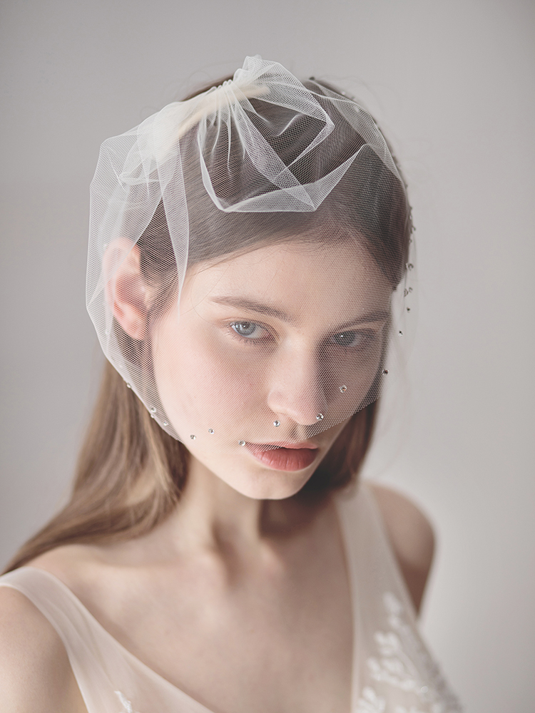 v617古典短腮红结婚新娘面纱柔软薄纱剪边一层水钻串珠白色草坪婚礼