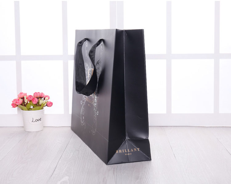 Custom Luxury Printed Christmas gift Bag Kraft Paper Shopping Bag for T-shirt Packaging