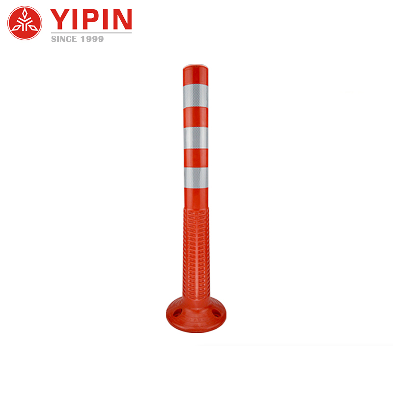 Reflective traffic delineator post used in pedestrian walkways