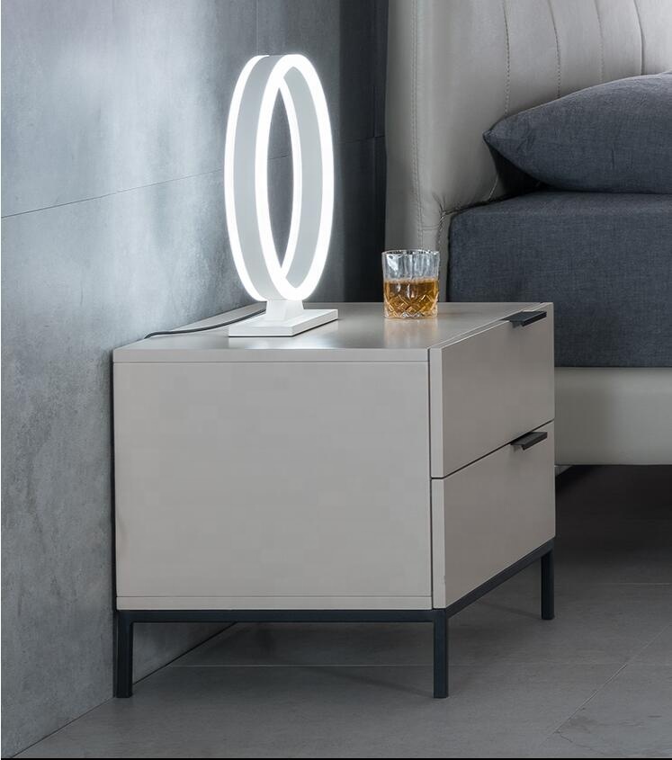 Дешевый прикроватный столик с двумя ящиками и металлической рамой