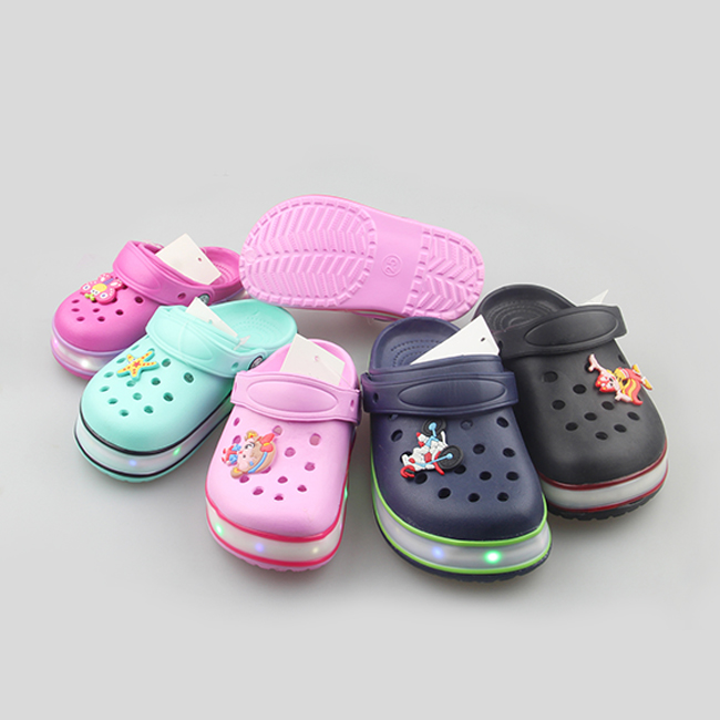 Недорогие детские садовые туфли EVA с логотипом на заказ, светящиеся туфли для мальчиков и девочек, детские сабо со светодиодной подсветкой