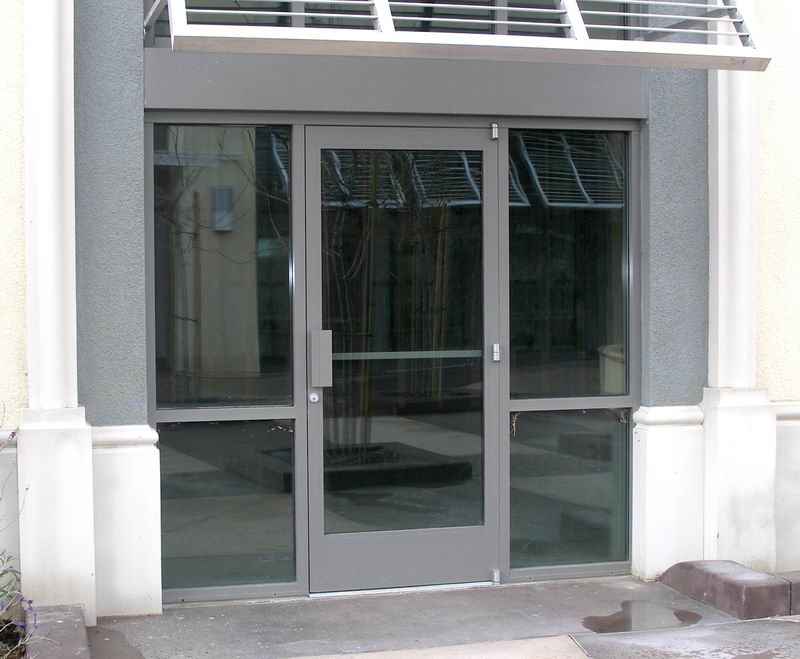 Bingkai aluminium kantor desain pintu masuk untuk komersial dengan pintu dekat