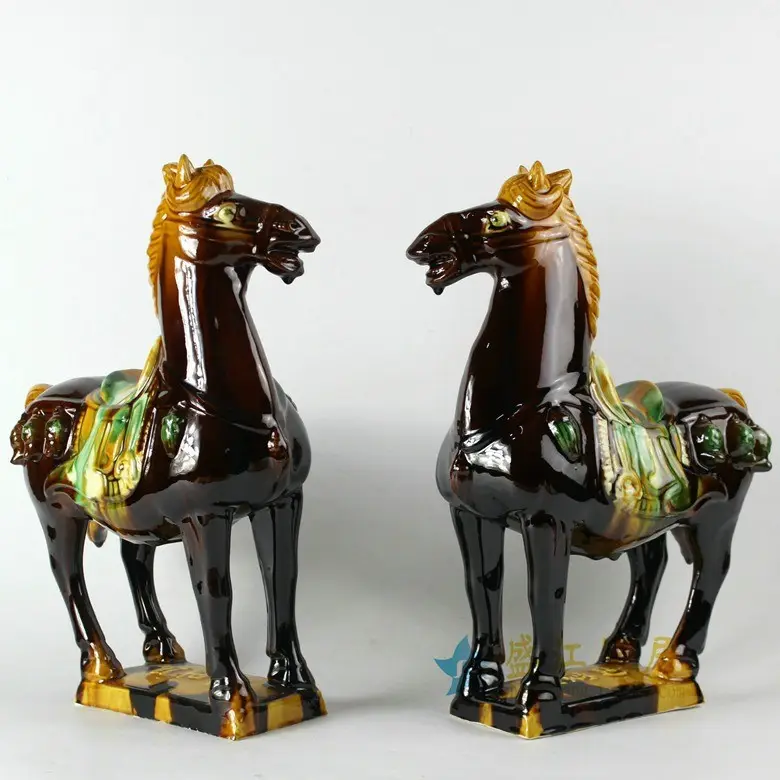 Китайские лошадки. Трехцветная керамика династии Тан. Китайский трехцветный Глазурованный конь Династия Тан. Трехцветная лошадь. Китайский фарфоровые лошади.