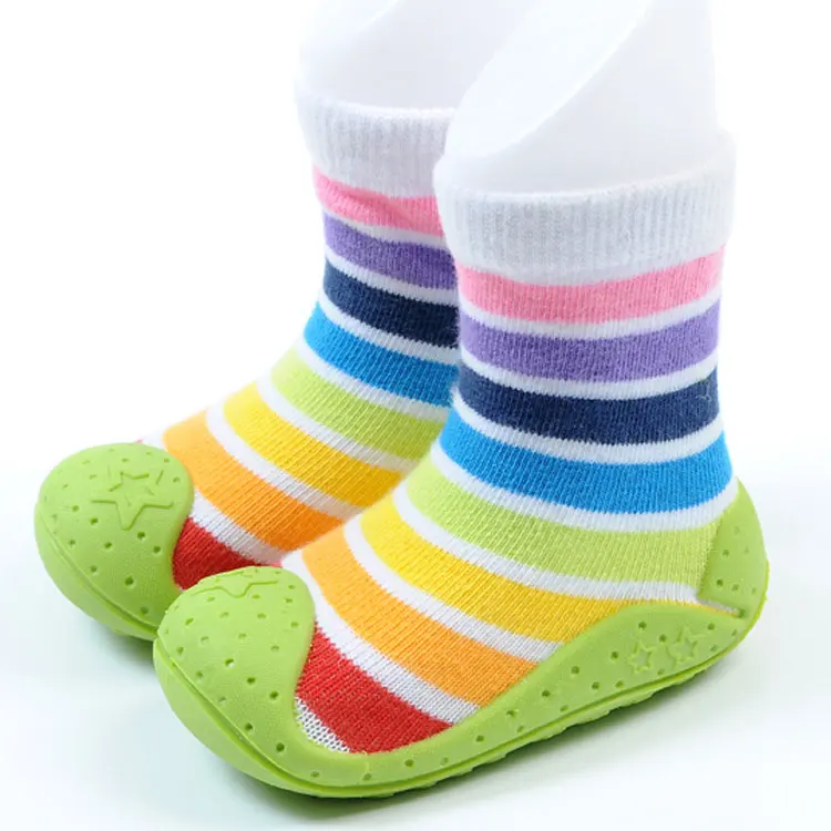 Подошва детская купить. Носки с подошвой детские. Носки с резиновой подошвой. Носки резиновые для детей. Ортопедические носочки для детей.