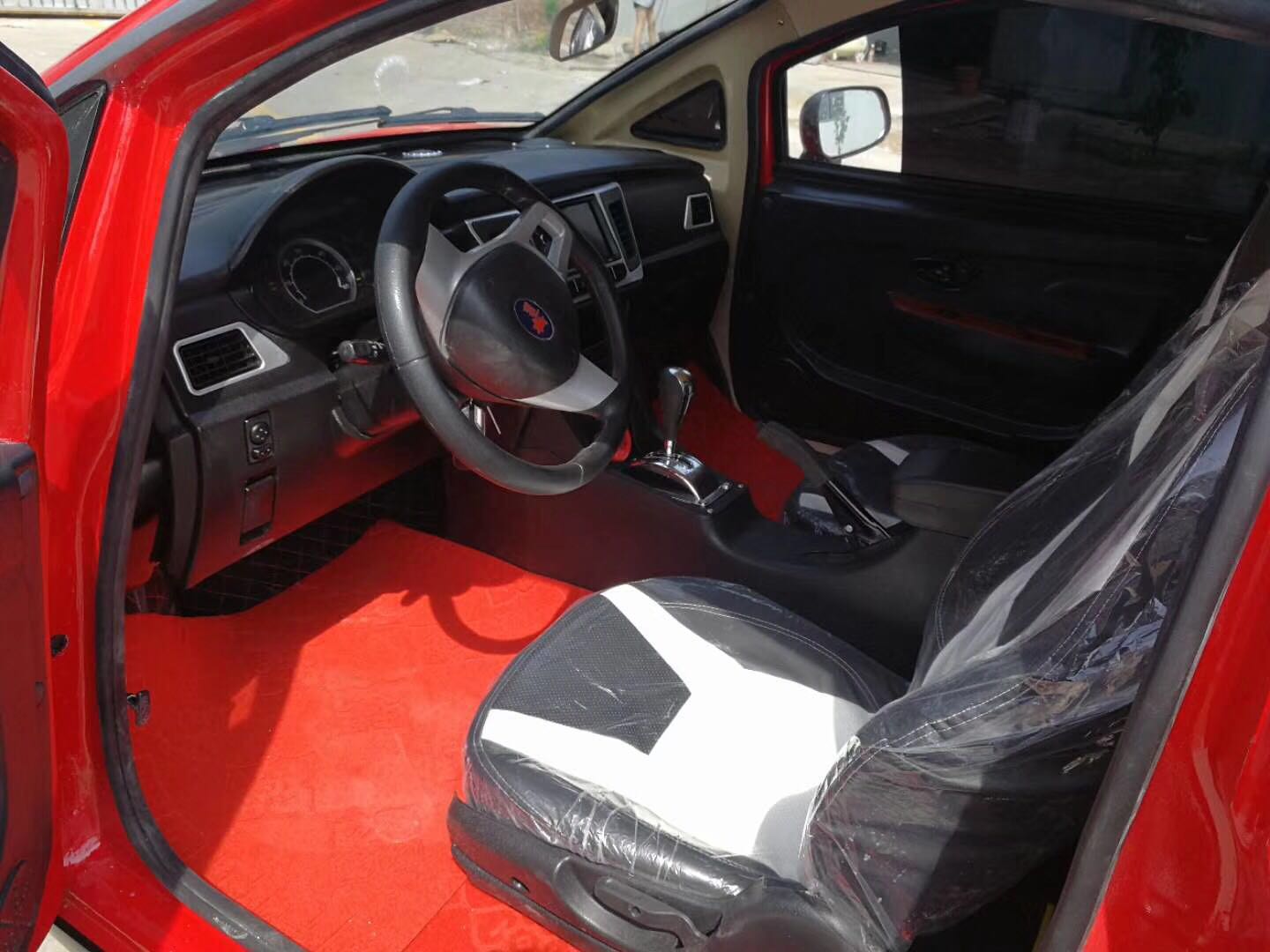 Automóvil deportivo popular, eléctrico y de combustible con volante a la izquierda y aire acondicionado