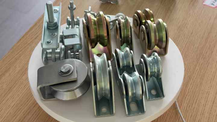 12 stuks Zware Stille Schuifdeur Wielen Set met 4 Rollen & 8 Schroeven - Metalen Constructie, Richtingswielen voor Opbergunits Onder Bed kopen vanaf een prijs van 2.4