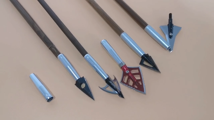 銅製:弓矢持ち人物像 An exceptional gold, silver and turquoise-inlaid bronze