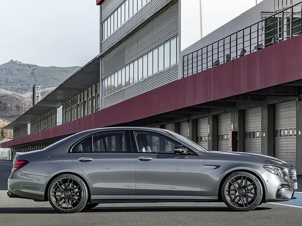 メルセデスベンツEクラスW213W238の場合、E63sAMG車両リーフボード
