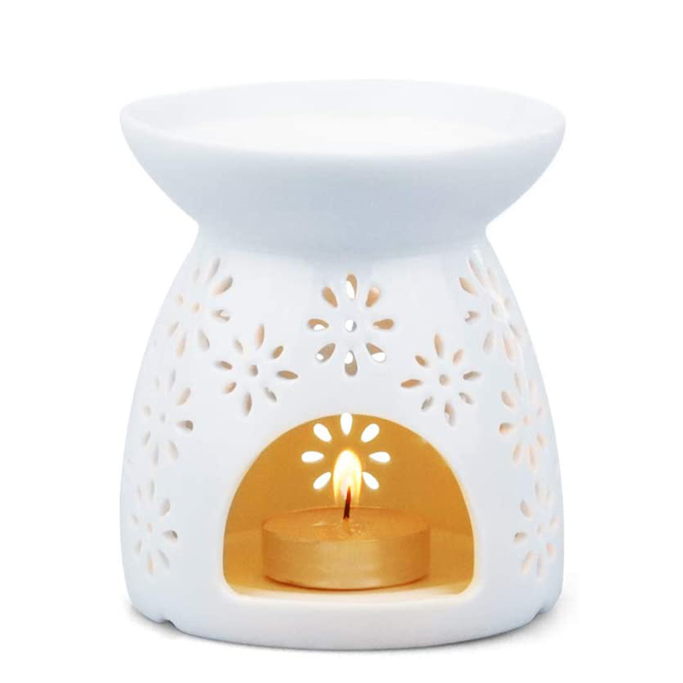 Белая маленькая недорогая ароматическая свеча, керамическая банка