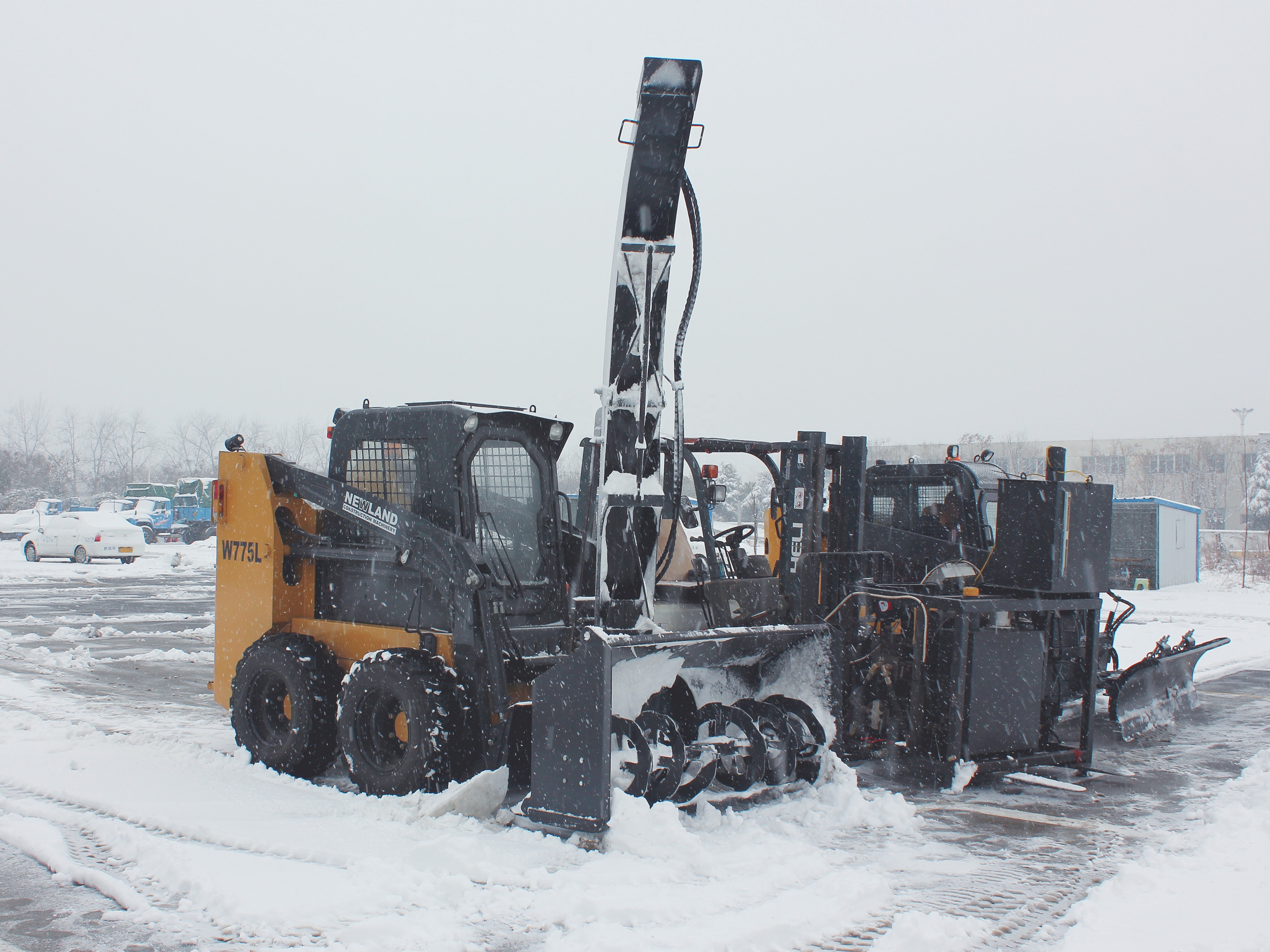 滑移装载机用经济型吹雪机除雪道路养护装置