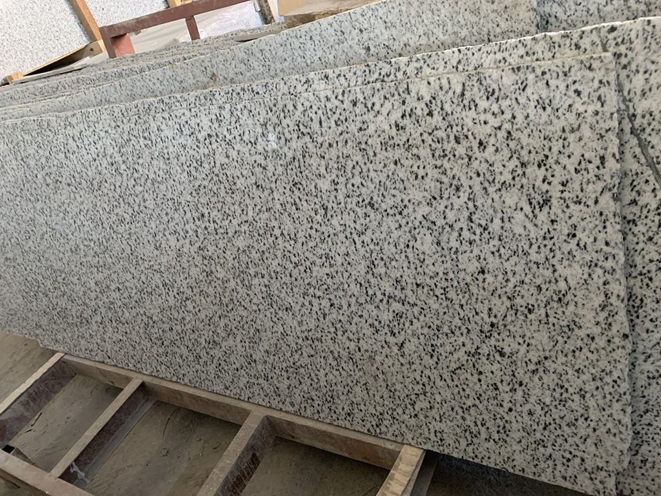 抛光埃及白色花岗岩bianco halayeb花岗岩板材在机场铺路石中受欢迎的