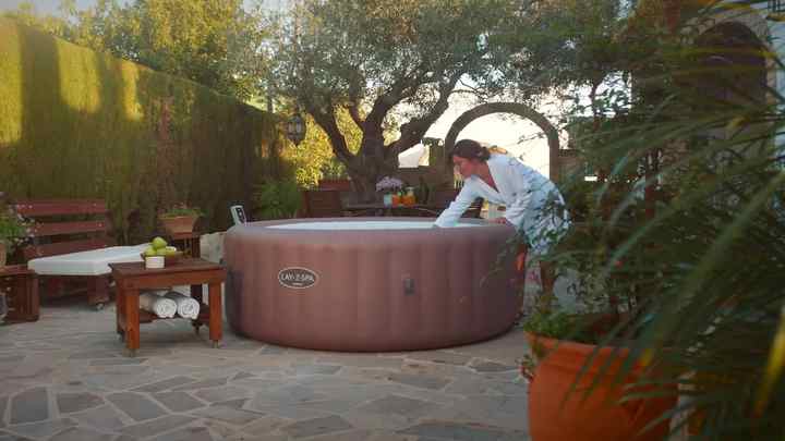 Lay-Z-Spa Hawaii Inflatable Hot Tub 4-6 Person with Smart Control