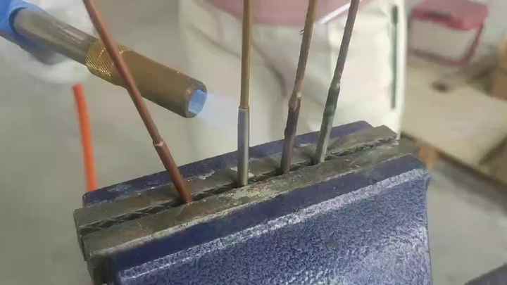 Jarrohlikdan keyingi vaginalarning fotosuratlari Joja yigitni onlayn porno uchun suratga oldi.