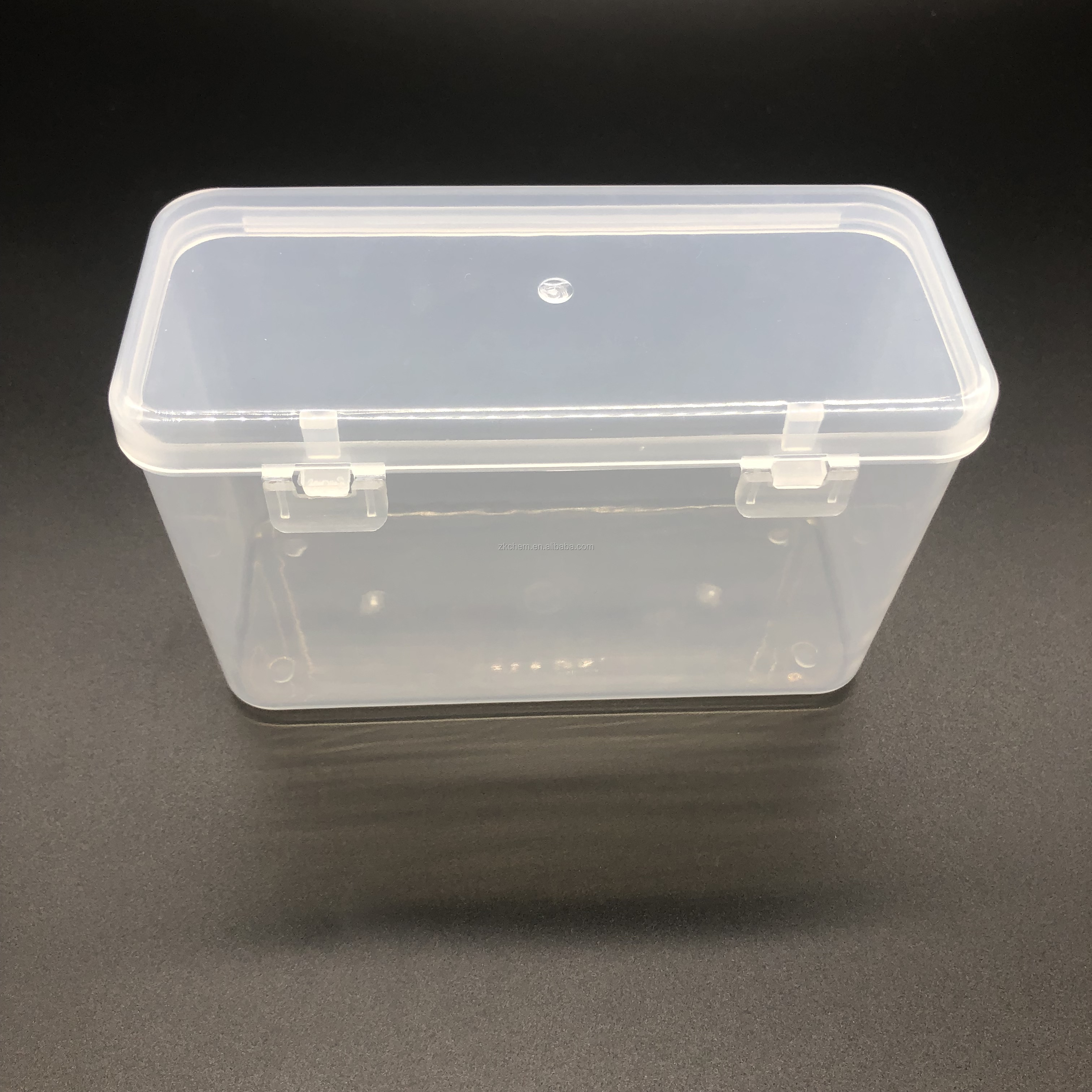 透明矩形使用塑料容器进行食品储存