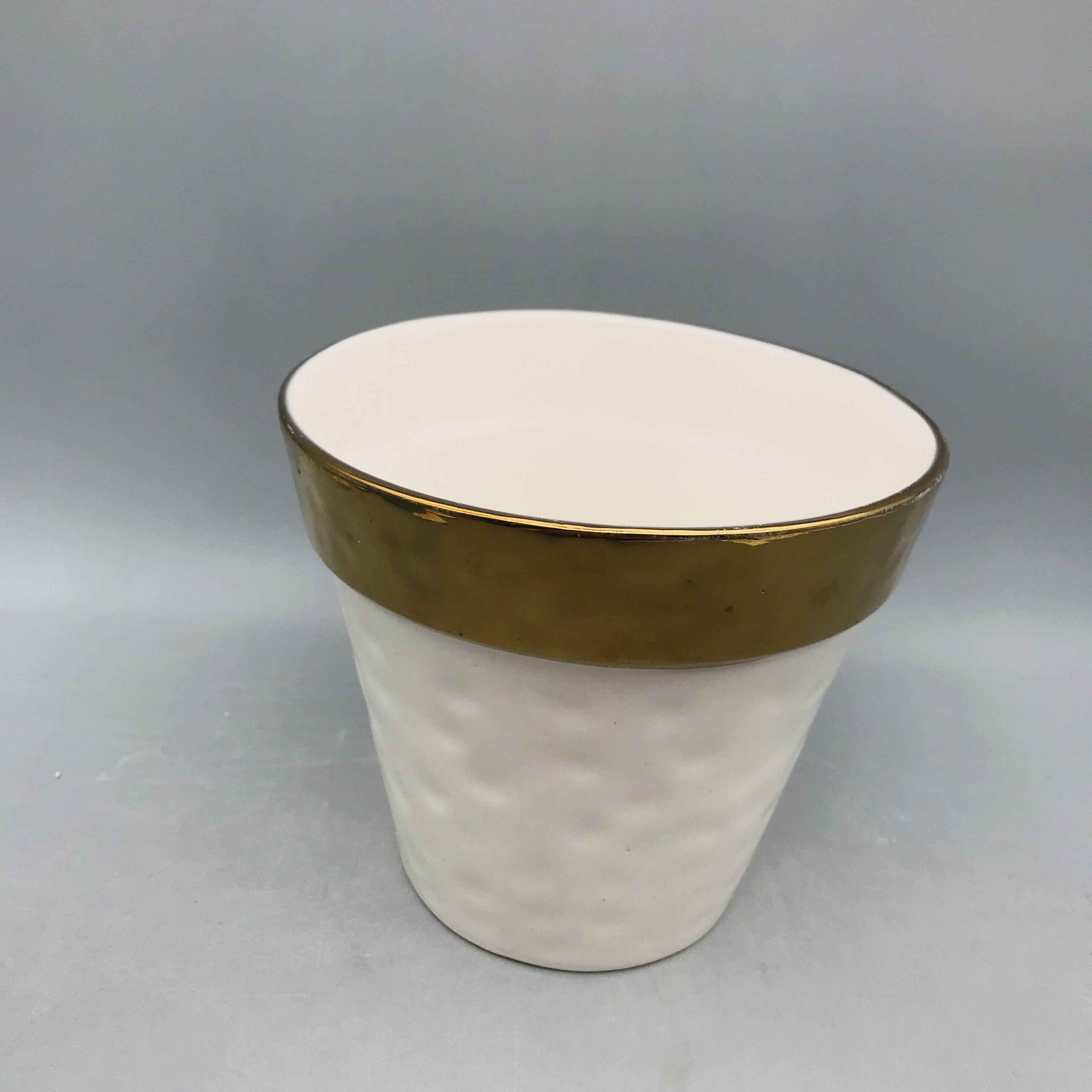 Lowest price white and gold smooth porcelain plated flower pot