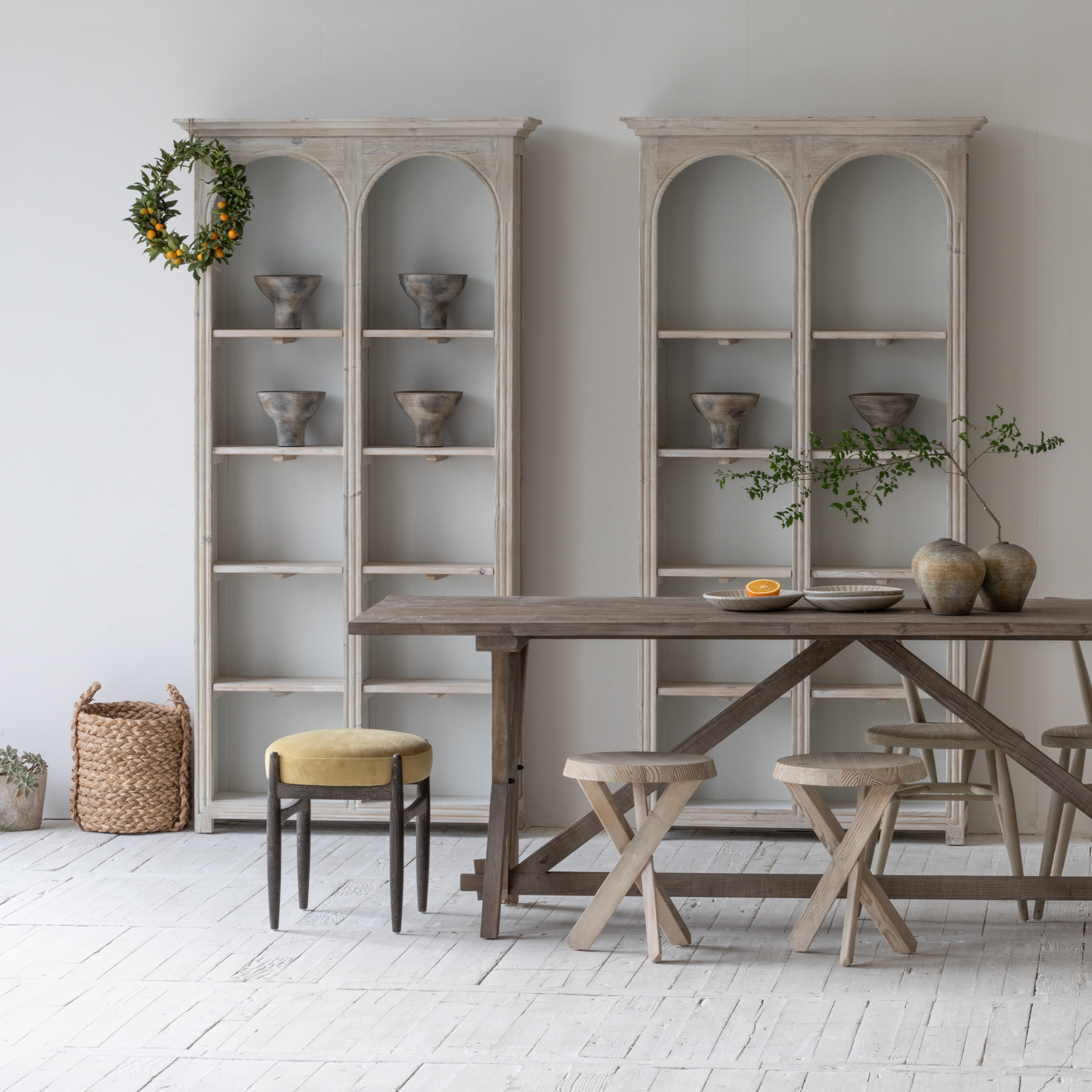 意大利世纪中叶复古书架特殊的回收木材展示柜,完全组装用于客厅