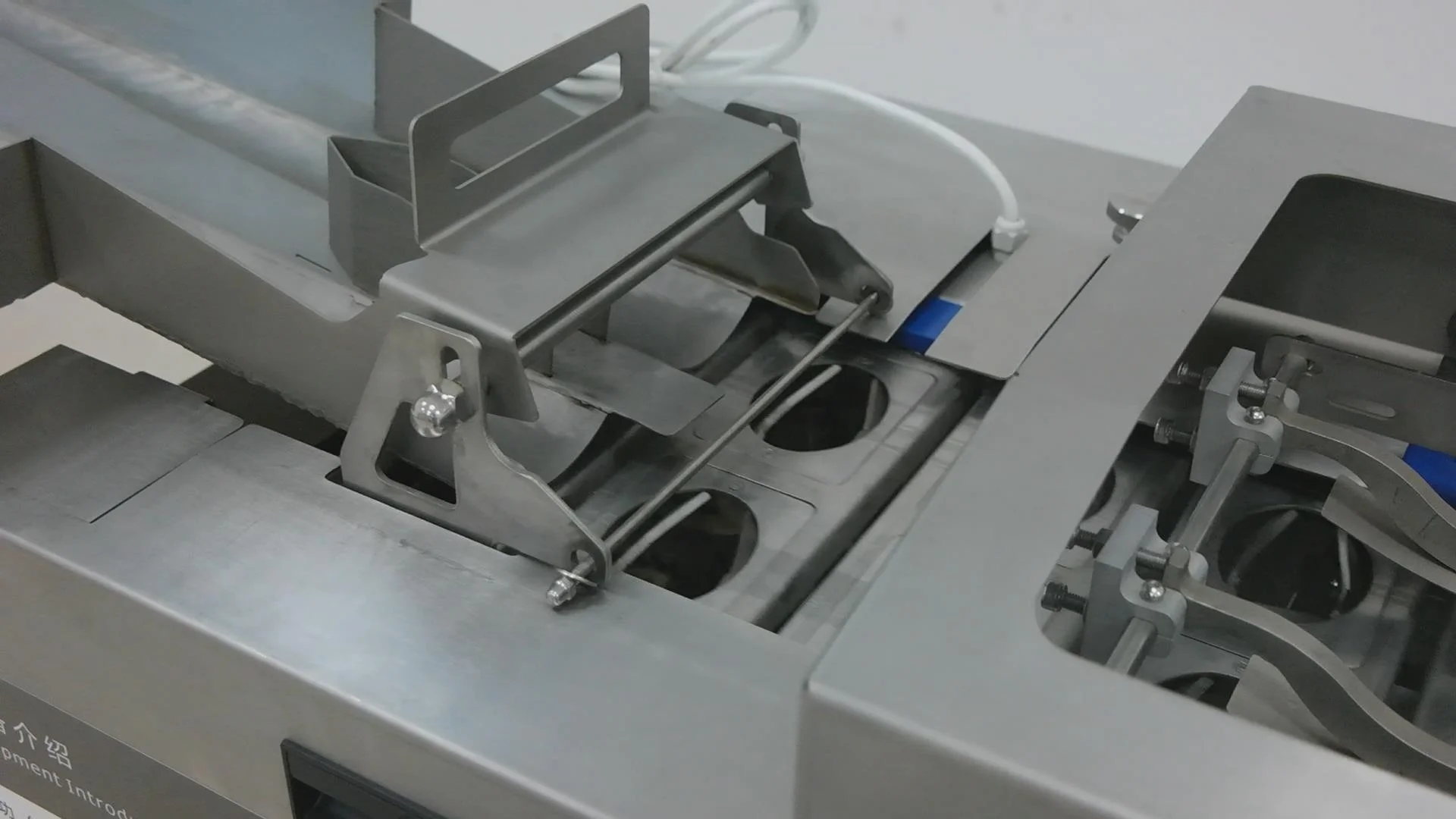 Egg white and egg yolk separator/ automatic egg breaker separator machine / egg breaker