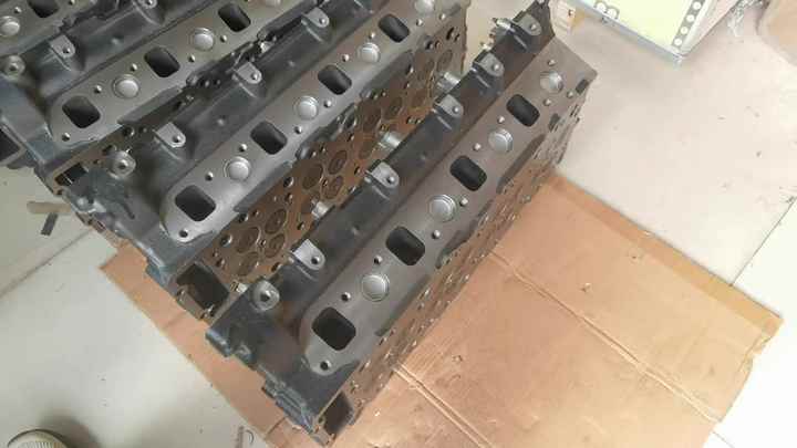 4HK1シリンダーヘッドアセンブリ8-98008-363-8 8-98170-617-1 8