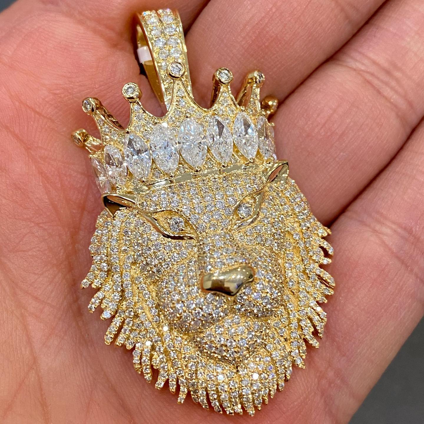 AAA Gems S925 Moissanite Buss Down Crown King Lion Pendant 2inch Iced out Animal Pendant GRA Certificate Moissanite Pendant