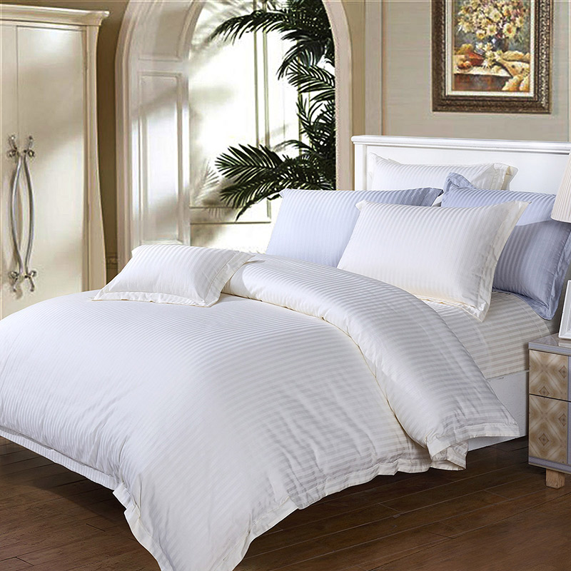 Постельное белье angela luxury bedding. Сатин белое золото. Покрывало на кровать. Сатин-страйп комплект белья инфотекс экрю/серый. Сатин белое золото.