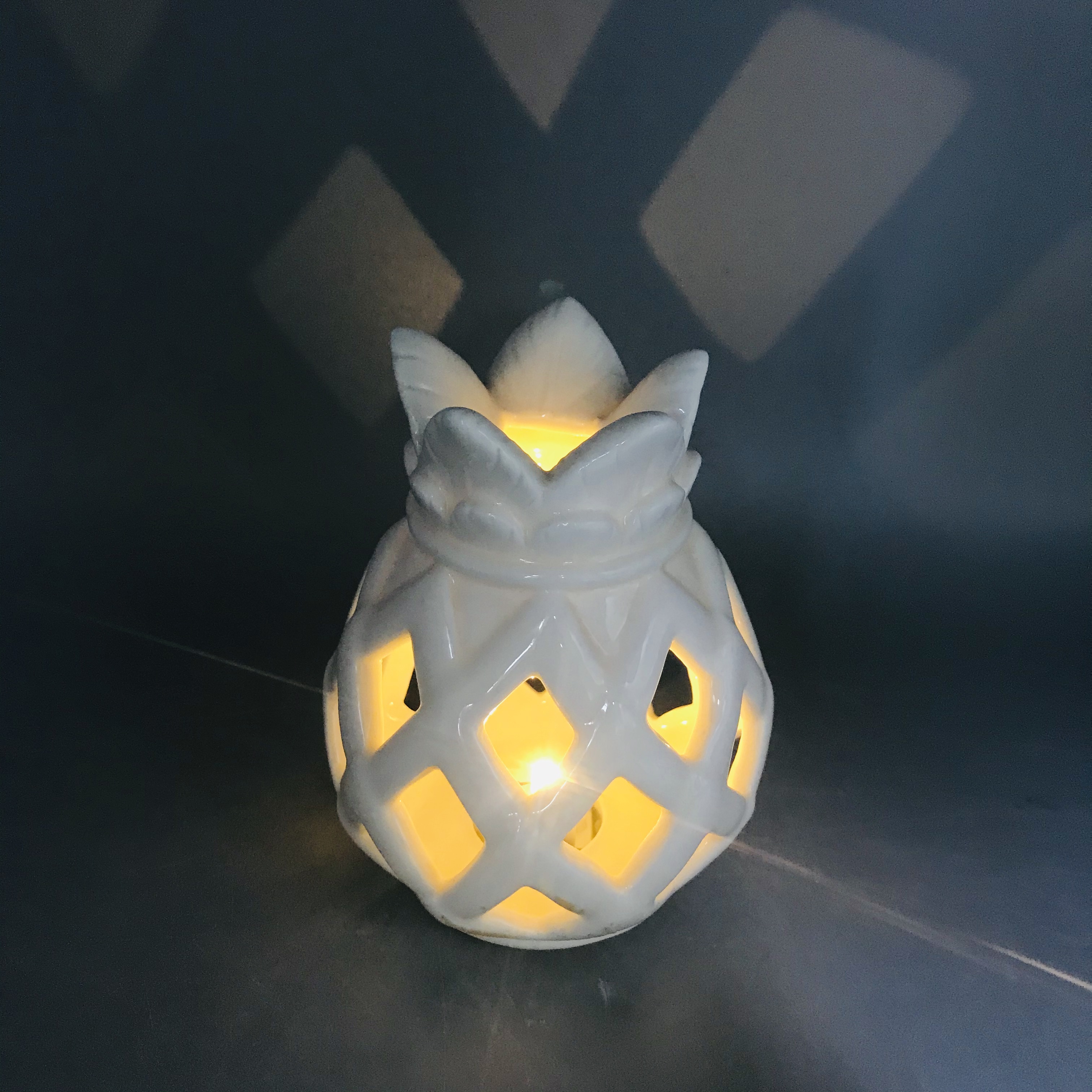 Популярный ажурный подсвечник в форме ананаса из белого фарфора