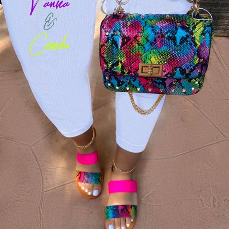 Летние Новые Популярные стильные женские сандалии на плоской подошве, модные тапочки 2021, шлепанцы большого размера с принтом змеиной кожи