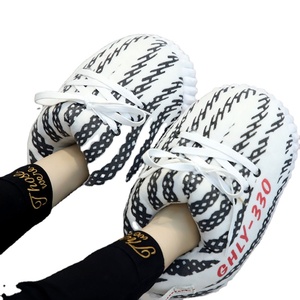 pantofole yeezy giganti