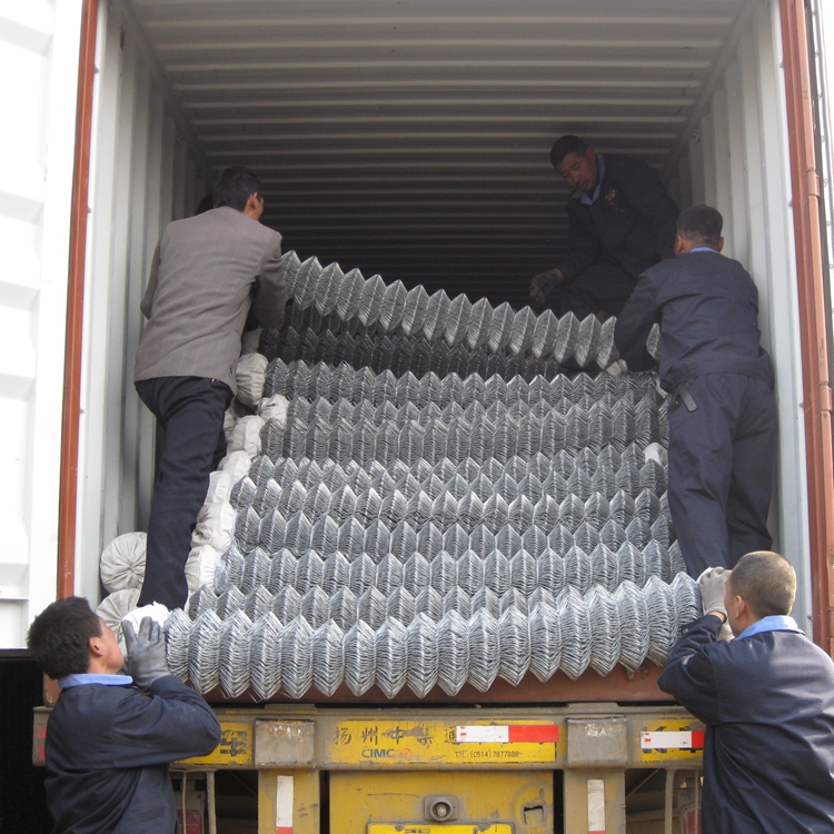 Cerca galvanizada Chain Link Fence del campo de granja de Diamond Shape Cyclone Wire Mesh de la inmersión caliente con alambre de púas superior