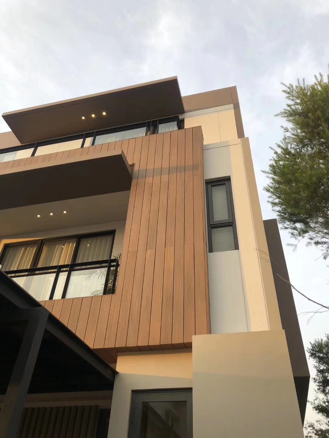 现代建筑覆层材料防水木制外墙 3d 深浮雕柚木木纹 pe 墙板镶板