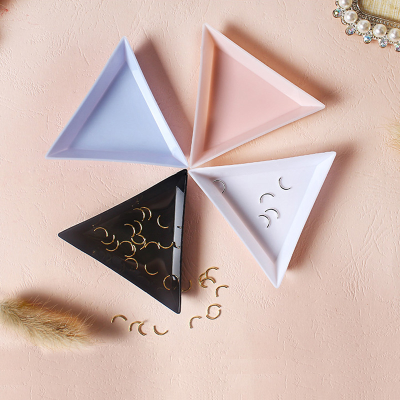 Различные цвета, черные, розовые, синие Пластиковые Треугольные кристаллы для сортировки, горный хрусталь, пластины для ногтевого дизайна