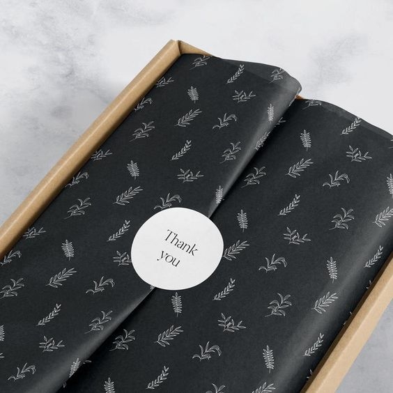 Черная упаковочная бумага с золотым логотипом