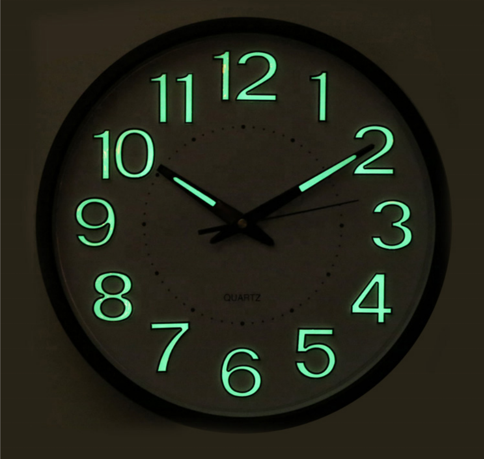 塑料材料框架发光表盘和指针石英机芯夜光挂钟