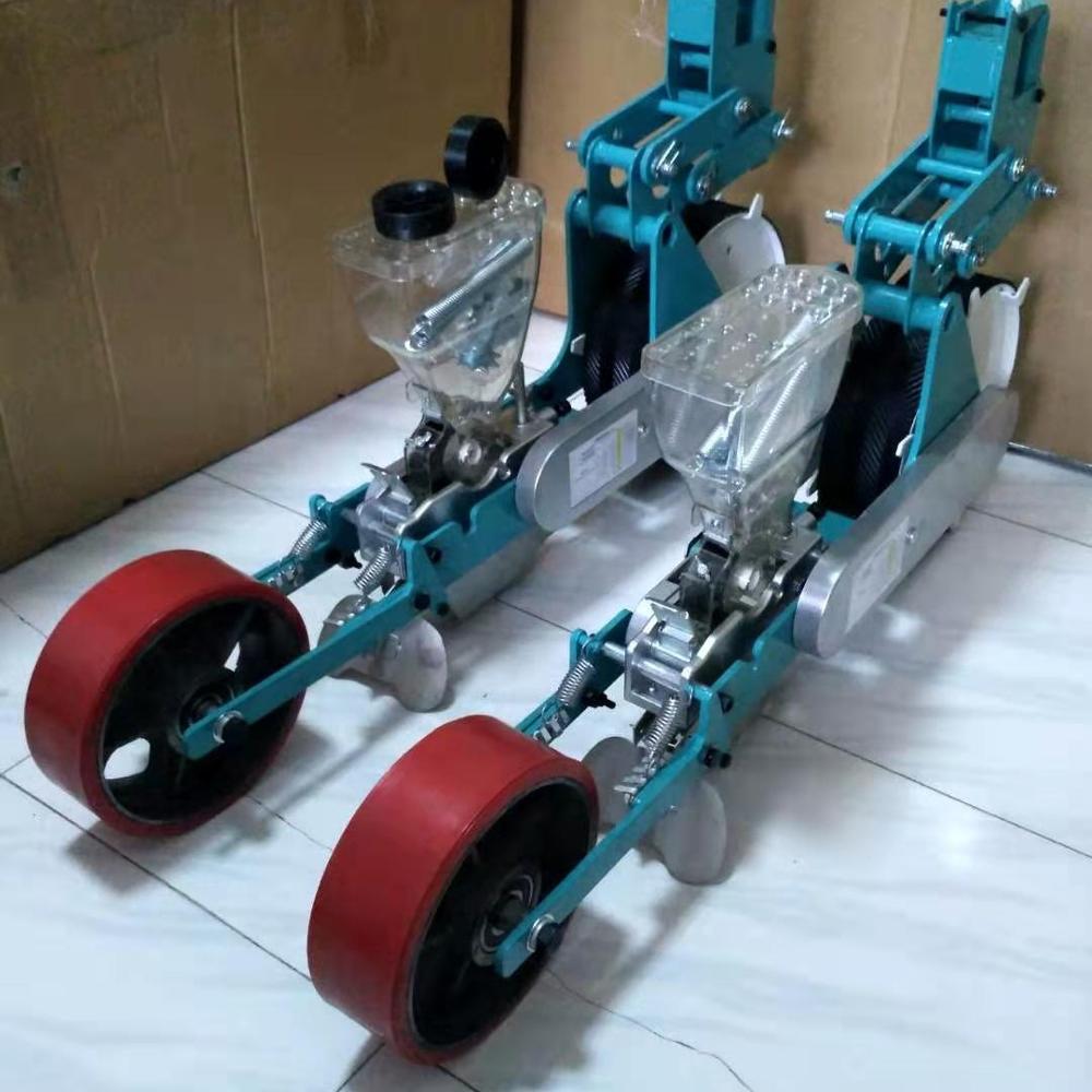 Трактор с прикрепленным сеяльником без панели инструментов для посадки лука и моркови, 1 ряд