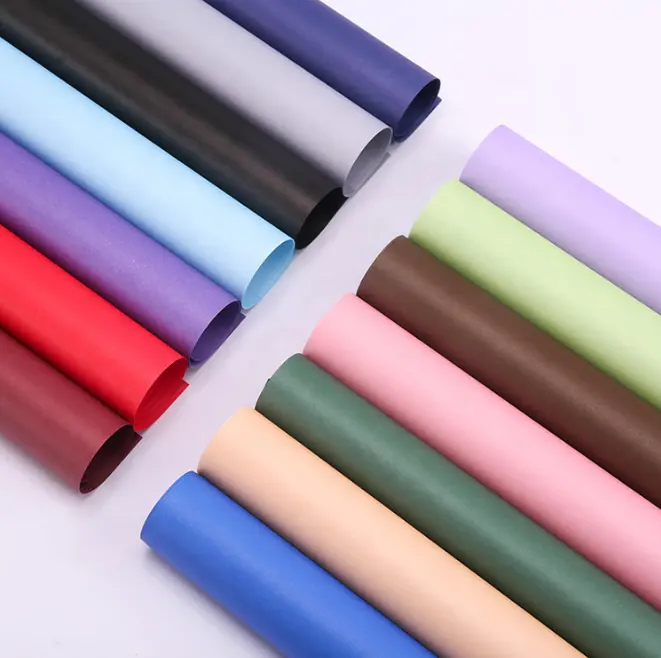 Декоративная упаковка для цветов. Упаковка цветов в бумагу. Упаковочная бумага новогодняя. Упаковочная бумага вайлдберриз. Подарочная бумага для упаковки подарков.