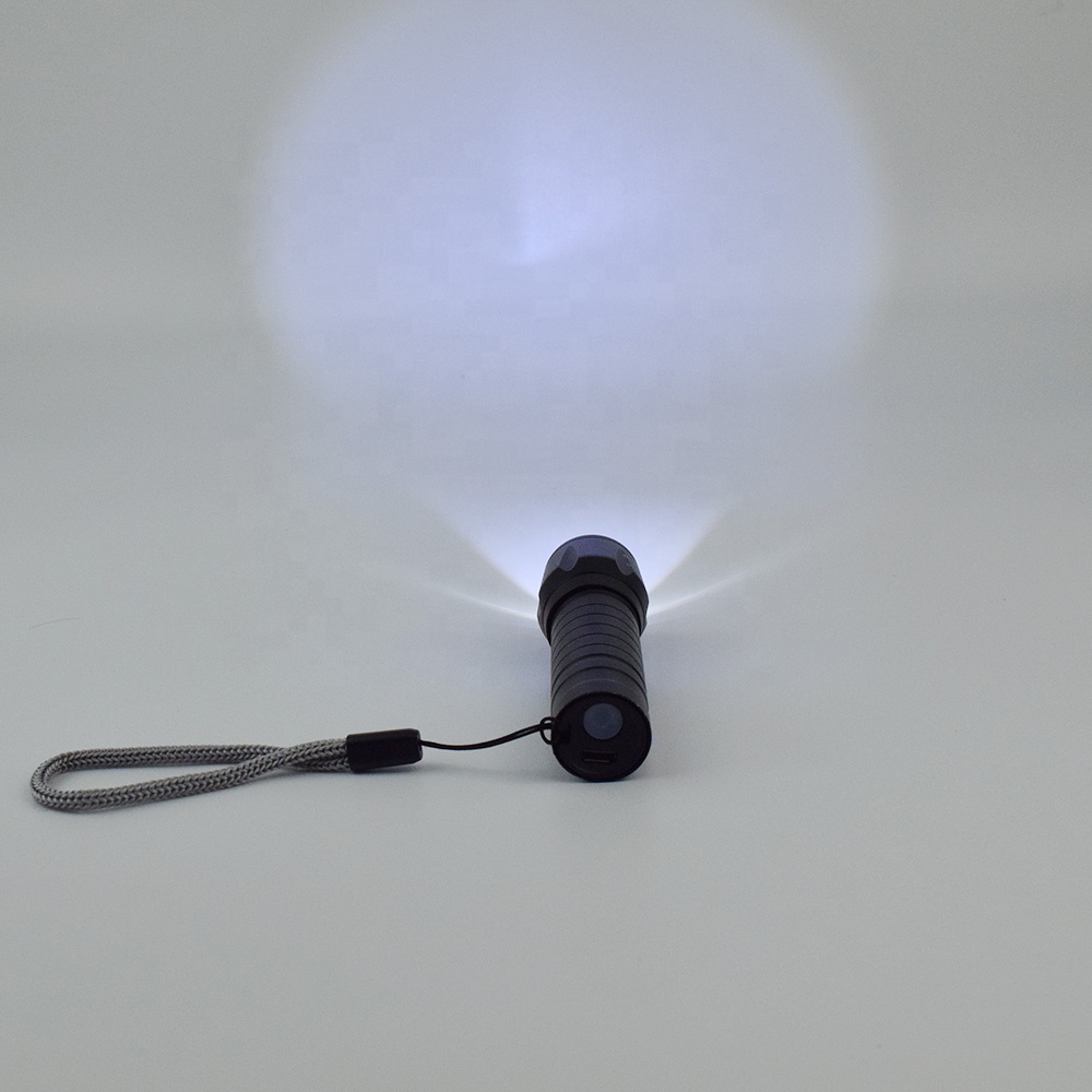 小巧轻便携带可充电 led 手电筒,适合户外露营