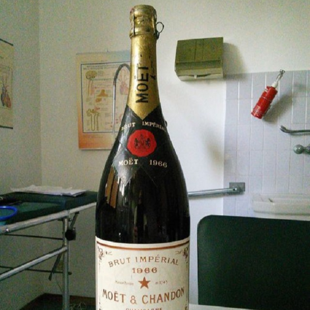 шампанское в больших бутылках. большое шампанское. большое шампанское. огромная бутылка шампанского. огромная бутылка шампанского.